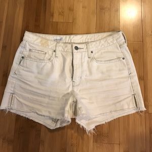 Gap 1969 distressed white jean short